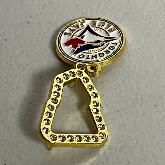 New Era Toronto Blue Jays Pin Brooch Baseball Hat Pins Streetwear Hats Gold - Picture 3 of 7